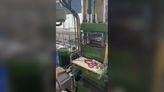 Feitelijke opnames van het geautomatiseerde productieproces voor het aanbrengen van black label-labels, plastic mallen