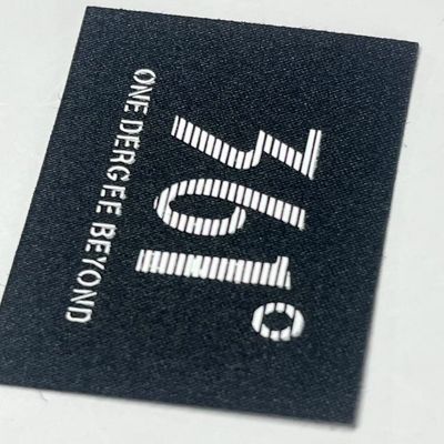Op maat geborduurde geweven kleding etiketten tags voor hoeden T-shirt