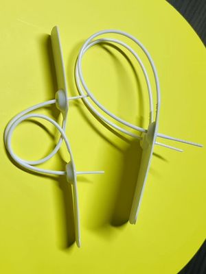 Bulk wit plastic kleding veiligheidslabel op kleding rechthoek