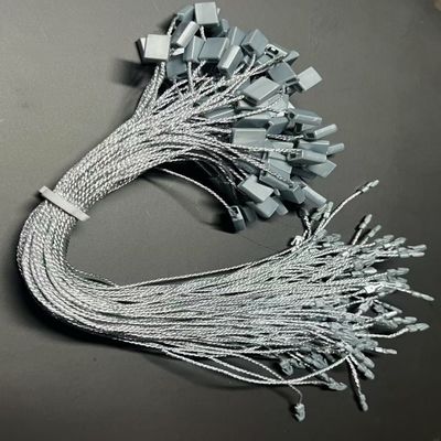 Op maat gemaakte aluminiumplastic hang tag bevestigingen voor stoffen kleding