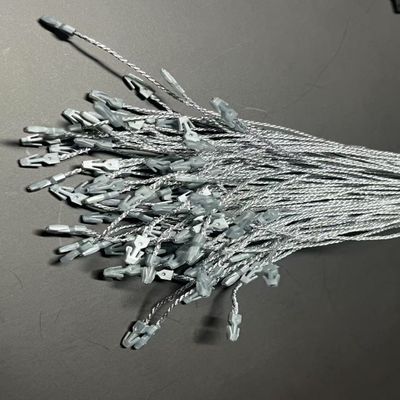 Op maat gemaakte aluminiumplastic hang tag bevestigingen voor stoffen kleding