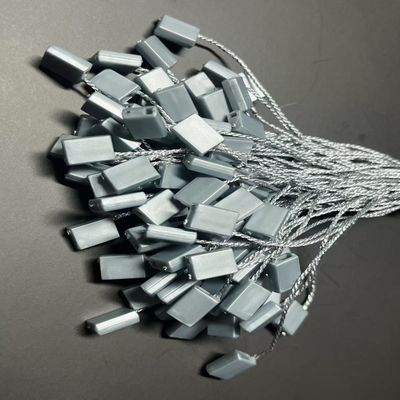 Op maat gemaakte aluminiumplastic hang tag bevestigingen voor stoffen kleding