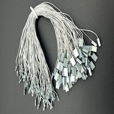 Op maat gemaakte aluminiumplastic hang tag bevestigingen voor stoffen kleding