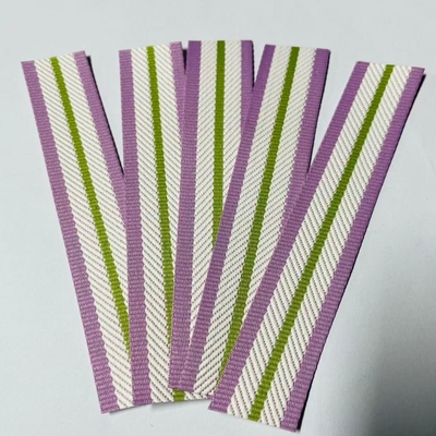 Op maat gemaakte kledingetiketten Naaldloer technologie IJzer op de achtergrond Gepersonaliseerde ontwerpen